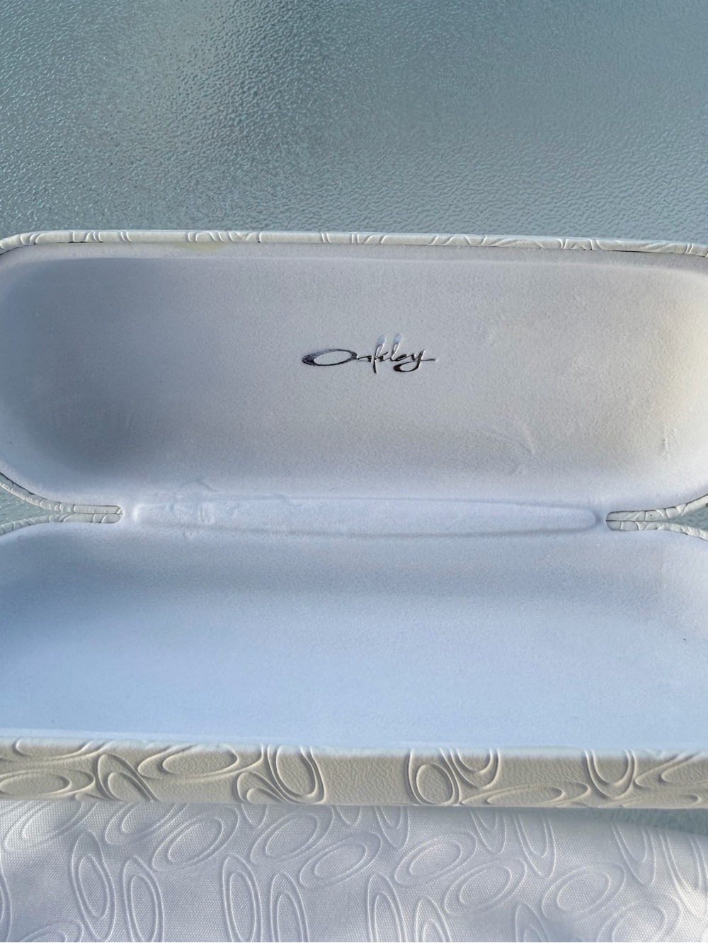 Oakley White Embossed O Sunglass/Eyeglass Hard Case - Picture 9 of 10